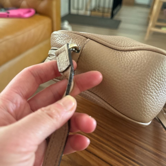 Gucci Pebbled Calfskin Small Soho Disco Bag Camelia - Picture 3 of 9